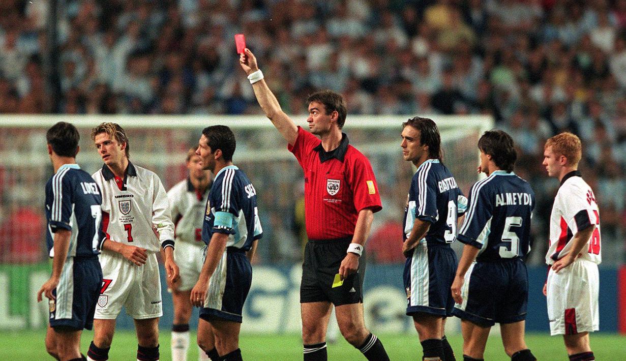 David Beckham mendapat kartu merah setelah menendang Diego Simeone saat Inggris melawan Argentina di Babak 16 Besar Piala Dunia 1998. Inggris akhirnya kalah adu penalti dari Argentina. (www.squawka.com)