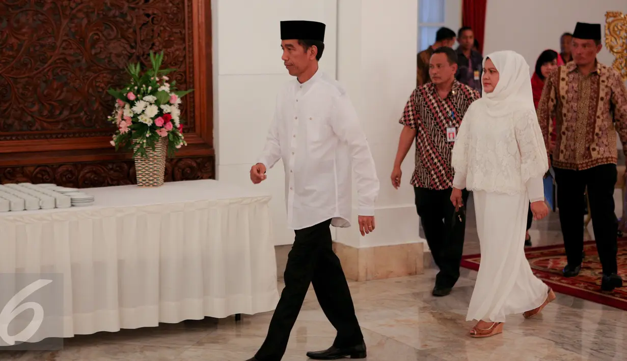 Presiden Jokowi bersama Ibu Negara, Iriana saat tiba di Istana Negara, Jakarta, Kamis (18/6/2015). Jokowi mengundang 400 anak yatim dari 12 panti asuhan yang ada di Jabodetabek untuk berbuka puasa di hari pertama Ramadan. (Liputan6.com/Faizal Fanani)