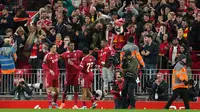 Alexander Isak (Liverpool) merayakan gol pembuka bersama rekan setimnya dalam laga putaran ketiga Carabao Cup di Anfield Stadium, 23 September 2025. (AP Photo/Jon Super)