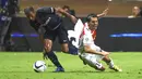Gelandang AS Monaco, Bernardo Silva, berebut bola dengan gelandang Paris Saint Germain, Lucas Moura pada laga lanjutan Liga 1 di Stadion Louis II, Prancis (30/08/2015). (EPA/Olivier Anrigo)