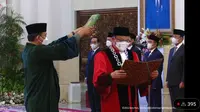 Presiden Joko Widodo (Jokowi) resmi melantik dan mengangkat Prof. DR M. Guntur Hamzah SH., MH sebagai hakim Mahkamah Konstitusi (MK). (Dok Youtube Setneg)