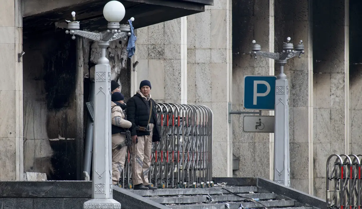 Penjaga keamanan pintu masuk gedung balai kota di Almaty, Kazakhstan (10/1/2022). Komite Keamanan Nasional, badan kontra intelijen dan anti-teror Kazakhstan, mengatakan situasi di negara telah "stabil dan terkendali." (AP Photo/Vasily Krestyaninov)