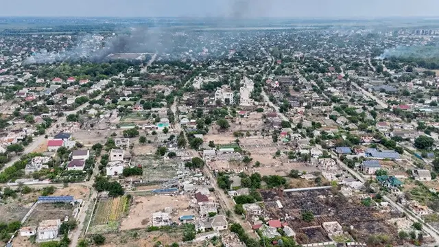 Asap mengepul dari kawasan permukiman di Kota Oleshky, wilayah Kherson, Ukraina, yang diduduki Rusia. Gambar tanpa keterangan tanggal pengambilan ini berasal dari video yang disediakan Brigade Marinir Ke-34 Ukraina "Borysfen" pada 22 September 2026.