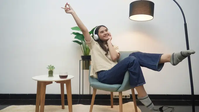 wanita november sofa headphone senyum