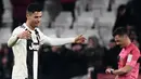 Ekspresi penyerang Juventus, Cristiano Ronaldo (kiri) saat pemain Parma mencetak gol ke gawang Juventus dalam lanjutan Serie A Italia di Allianz Stadium, Turin, Sabtu (2/2). Juventus ditahan imbang Parma dengan skor 3-3. (Marco BERTORELLO/AFP)