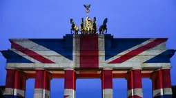 Gerbang Brandenburg diterangi warna bendera kebangsaan Inggris sebagai bentuk turut berduka cita atas teror London, di ibu kota Jerman, Berlin, Kamis (23/3). Aksi penyerangan di dekat parlemen Inggris itu menewaskan lima orang. (AP Photo/Markus Schreiber)