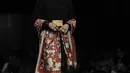 Nur Asia Uno tampil mengenakan batik rancangan Alleira Batik dalam acara Alleira Annual Fashion Show 2016 di Jakarta, Kamis (6/10). Bertajuk Yavadvipa, sebanyak 42 desain terbaru dihadirkan dengan unsur modern kontemporer. (Liputan6.com/Faizal Fanani)