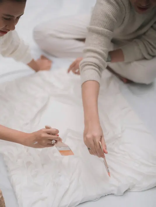 Potongan rambut rapi serta aksesori cincin dan jam tangan simpel melengkapi gaya smart casual-nya. Palet warna yang senada dengan Shenina menciptakan tampilan couple look yang harmonis tanpa terlihat berlebihan. [@sheninacinnamon].