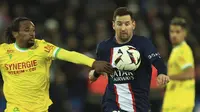 Penyerang Paris Saint-Germain atau PSG, Lionel Messi berebut bola dengan gelandang Nantes Samuel Moutoussamy pada pekan ke-26 Ligue 1 atau Liga Prancis 2022-2023 di Parc des Princes, Minggu (5/3/2023) dini hari WIB.  Sementara Nantes harus puas tertahan di peringkat 13 dengan raihan 28 poin. (AP Photo/Aurelien Morissard)