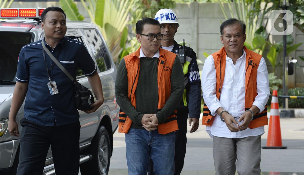 Direktur Utama Perum Perindo, Risyanto Suanda (kiri) dan Ibnu Ghopur penyuap Bupati Sidoarjo Saiful Ilah (kanan) berjalan masuk akan menajalani pemeriksaan oleh penyidik di Gedung KPK, Jakarta, Kamis (16/1/2020).  (merdeka.com/Dwi Narwoko)