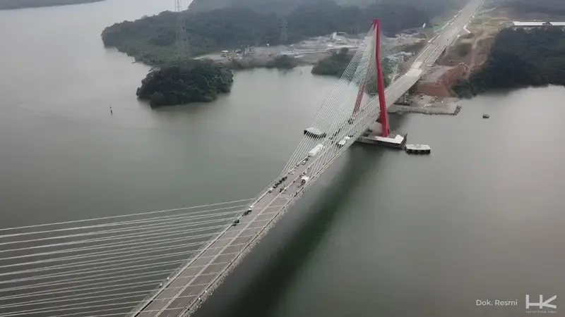 Presiden Jokowi meresmikan Jembatan Pulau Balang yang menghubungkan Kota Balikpapan dengan Kabupaten Penajam Paser Utara yang nantinya menjadi lokasi IKN