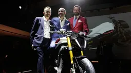 Pendiri perusahaan Volt Italia, Valerio Fumagalli (kiri), Nicola Colombo (tengah), dan Adriano Stallion (kanan) berpose saat pameran sepeda motor listrik di Milan, Italia (16/3). (AP Photo/Antonio Calanni)