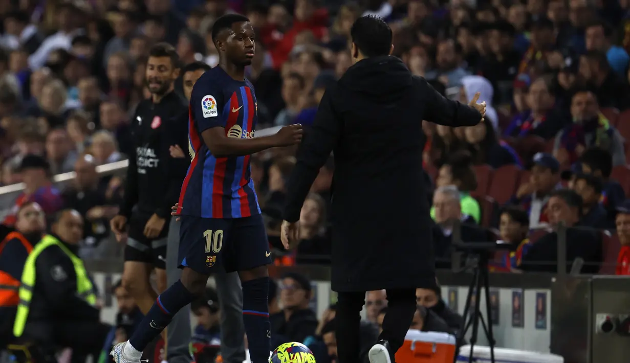 Striker Barcelona, Ansu Fati ditarik keluar pelatih Xavi Hernandez saat menghadapi Girona pada laga lanjutan pekan ke-28 Liga Spanyol 2022/2023 di Camp Nou Stadium, Barcelona, Selasa (11/4/2023) dini hari WIB. (AP Photo/Joan Monfort)