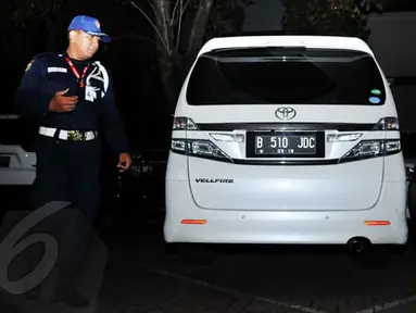 [FOTO] Mobil Mewah Milik Artis Cantik Jennifer Dunn Diangkut KPK