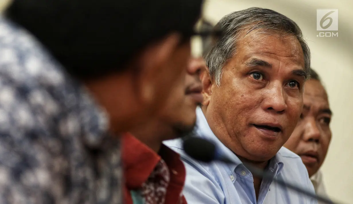Mantan Komandan Tim Mawar Mayjen Purnawirawan Chairawan ditemani tim kuasa hukumnya memberi keterangan pers di Jakarta, Selasa (11/6/2019). Chairawan mengadukan Majalah Tempo edisi 10-16 Juni 2019 dengan judul 'Tim Mawar dan Rusuh Sarinah'. (Liputan6.com/JohanTallo)