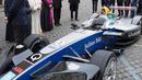 Paus Fransiskus melihat mobil balap listrik Formula E yang akan diberkati di Vatikan (11/4). Acara itu dihadiri pejabat tertinggi seri Formula E dan pembalap. (AFP Photo/Media Vatikan)