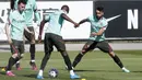 Pemain Portugal, Bruno Fernandes, William Carvalho, Diogo Jota dan Joao Palhinha mengikuti sesi latihan tim di Oeiras, luar Lisbon, Kamis (3/6/2021). Duel Spanyol vs Portugal di laga persahabatan jelang Euro 2021. (AP Photo/Armando Franca)