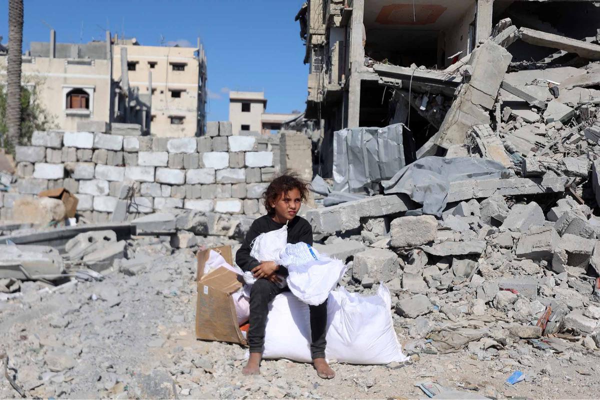 FOTO: Di Tengah Gencatan Senjata, Warga Gaza Berebut Bantuan Bahan Makanan untuk Bertahan Hidup