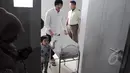 Anji ditemani anak seorang anaknya mendorong kereta bayi berisi anak keempatnya Sigra Umar Narada, Jakarta, Sabtu (11/4/2015). Berat anak ke-4 Anji 3,49kg dan panjang 49cm lahir melalui proses sesar (Liputan6.com/Andrian M Tunay) 