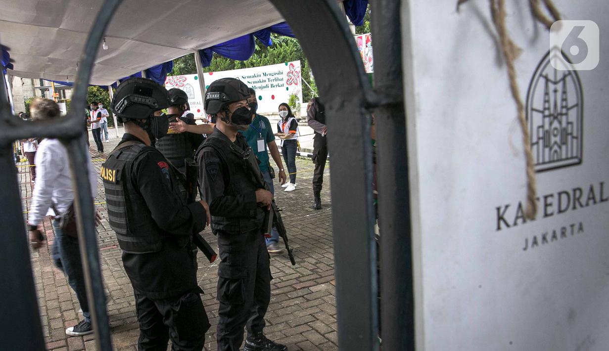 Personel kepolisian bersenjata lengkap melakukan penjagaan di gerbang masuk Gereja Katedral, Jakarta, Kamis (1/4/2021). Sebanyak 150 personel gabungan TNI, Polri dan Satpol PP melakukan pengamanan jelang rangkaian perayaan Hari Paskah di gereja tersebut. (Liputan6.com/Faizal Fanani)