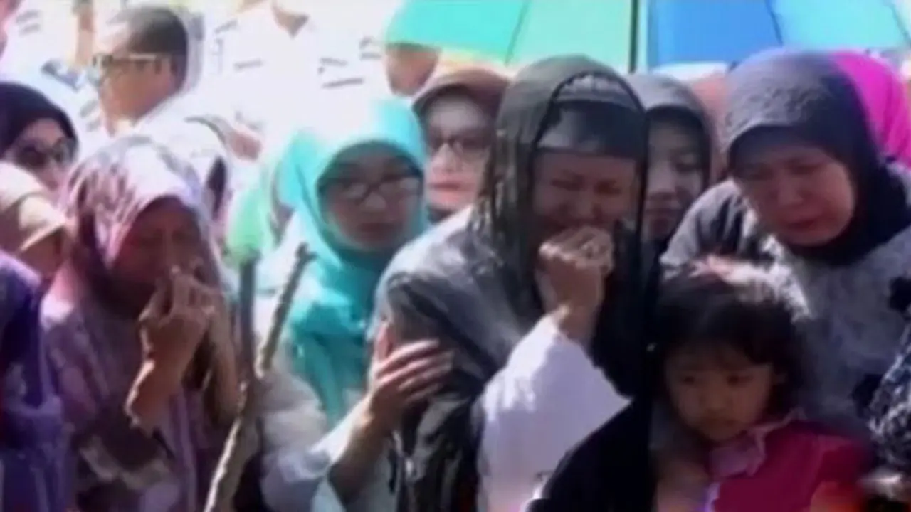 Jenazah Sekeluarga Korban Pesawat Aviastar Dimakamkan di Makassar