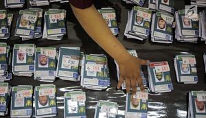 Panitia Penyelenggara Ibadah Haji (PPIH) merapikan paspor calon jemaah haji kloter pertama di Asrama Haji, Jakarta, Sabtu (6/7/2019). Sebelum diberangkatkan, petugas mengecek kembali 385 calon jamaah untuk melakukan kelengkapan administrasi. (Liputan6.com/Faizal Fanani)