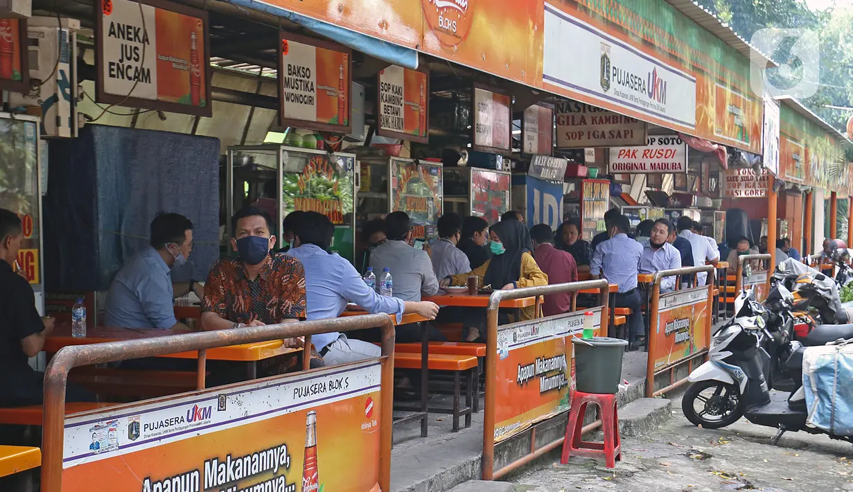 Warga saat makan siang di pujasera kawasan Blok S, Jakarta, Selasa (16/6/2020). Setelah dua bulan tutup, sejumlah pujasera dan pedagang makanan kaki lima kembali ramai pengunjung, namun masih banyak yang tidak menerapkan protokol kesehatan. (Liputan6.com/Herman Zakharia)