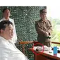 Pemimpin Korea Utara Kim Jong-un terlihat dengan ponsel lipat yang menyerupai Samsung Galaxy Z Flip pada hari Rabu. (KCNA)