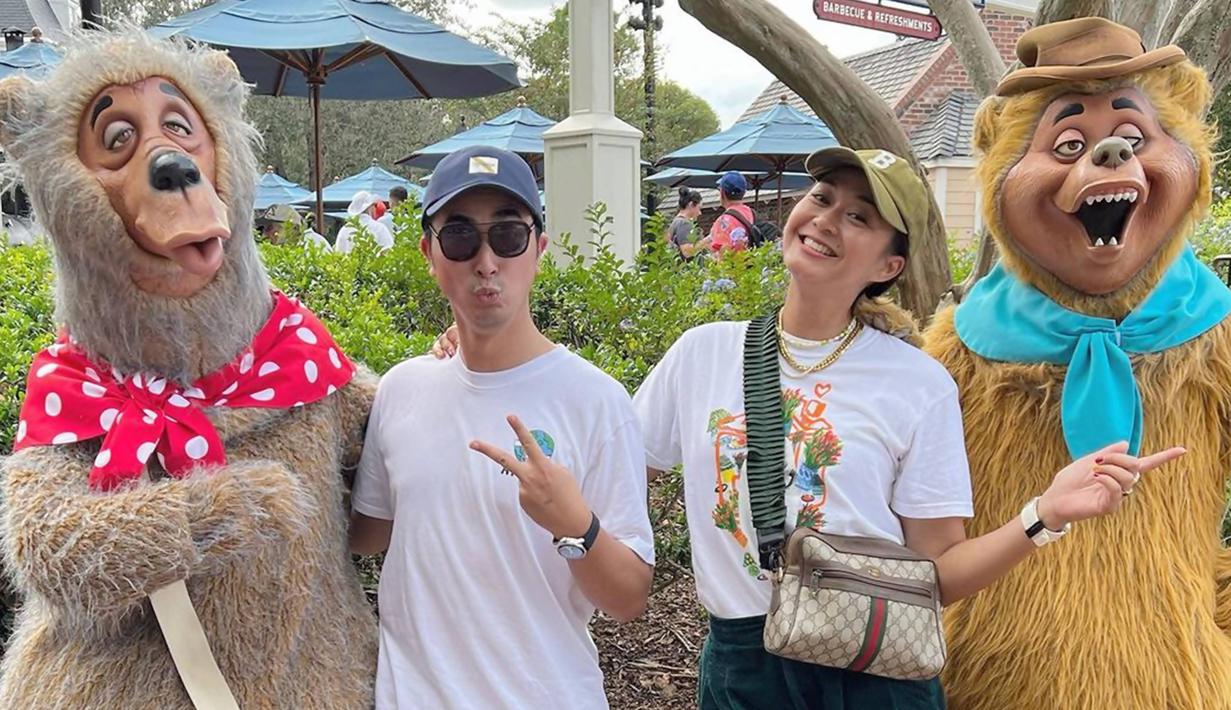 Begini potret seru pasangan selebriti Wingky Wiryawan dan Kenes Andari saat liburan ke Disney Hollywood Studio. Dalam media sosial Instagram keduanya, pasangan ini banyak abadikan momen serunya yang menuai banyak perhatian netizen. (Liputan6.com/IG/@winkywiryawan912)