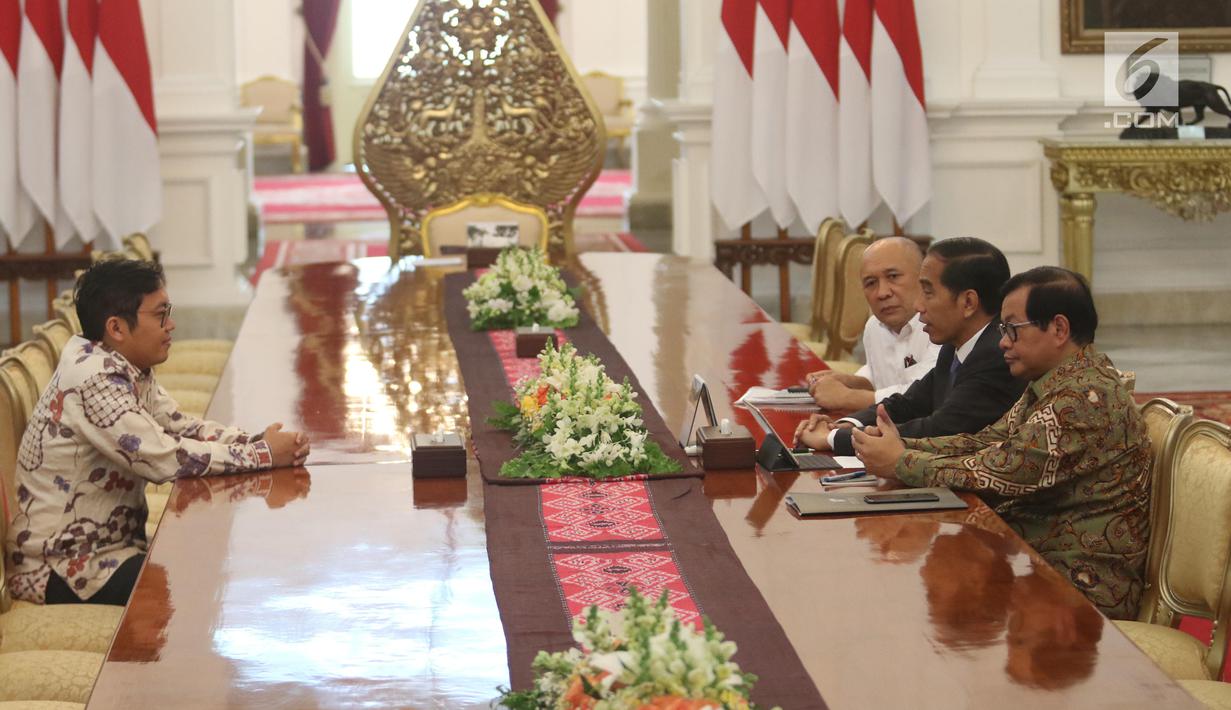 Presiden Joko Widodo (Jokowi) bertemu CEO Bukalapak, Achmad Zaky di Istana Merdeka, Sabtu (16/2). Pertemuan digelar setelah cuitan Zaky soal bujet research & development (R&D) Indonesia ramai diperbincangkan di media sosial. (Liputan6.com/Angga Yuniar)
