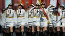 Para tentara wanita muda Rusia saat parade militer Hari Kemenangan ke -71 dalam Perang Dunia II di Lapangan Merah di Moskow, Rusia, Rabu 9 Mei 2016. Negeri Beruang Putih ini justru menyebarkan tentara perempuan yang cantik. (AP Photo / Pavel Golovkin)