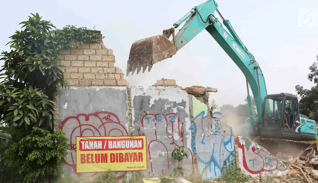 Alat berat meratakan rumah saat proses eksekusi lahan untuk proyek jalan Tol Cijago di kawasan Kukusan, Depok, Rabu (12/12). PN Depok kembali mengeksekusi 20 bidang lahan terkait proyek jalan tol Cijago Seksi II. (Liputan6.com/Immanuel Antonius)