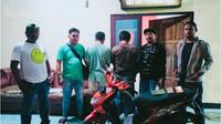 Ibu rumah tangga, pelaku Pencurian uang saat diamankan polisi. (Liputan6.com/Ola Keda)