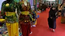 Pengunjung berjalan di depan salah satu stand pameran Produk Fashion dan Craft Indonesia, di JCC, Jakarta, Selasa (26/8/2015).  Pameran yang berlangsung hingga 30 Agustus 2015 itu diikuti 206 peserta dari berbagai kota. (Liutan6.com/Johan Tallo)
