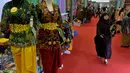 Pengunjung berjalan di depan salah satu stand pameran Produk Fashion dan Craft Indonesia, di JCC, Jakarta, Selasa (26/8/2015).  Pameran yang berlangsung hingga 30 Agustus 2015 itu diikuti 206 peserta dari berbagai kota. (Liutan6.com/Johan Tallo)