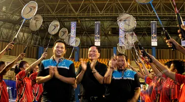 Tan Joe Hok (tengah) mendapat sambutan spesial saat acara Single Badminton Open Championship 2015, Tenis Indoor Senayan, Jakarta, Jumat (10/9/2015). Saat acara tersebut Tan Joe Hok dianugerahi Lifetime Achievement. (Liputan6.com/Yoppy Renato)