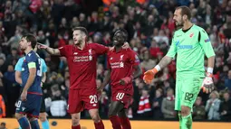 Striker Liverpool, Sadio Mane berselebrasi usai mencetak gol ke gawang Red Star Belgrade selama pertandingan grup C Liga Champions di stadion Anfield, Inggris (24/10). Liverpool menang telak 4-0 atas Red Star. (AP Photo/Jon Super)