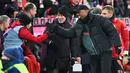 Pelatih Bayern Munchen, Vincent Kompany, merayakan kemenangan atas Augsburg dalam laga pekan 11 Bundesliga 2024/2025 yang dihelat di Allianz Arena, Sabtu (23/11/2024). (AFP/Lukan Barth-Tuttas)