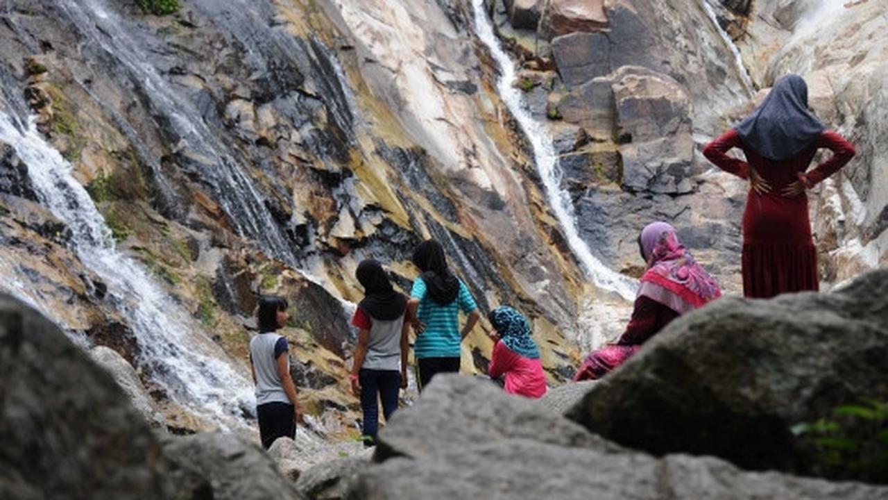 Asyiknya muslim minoritas Thailand ngabuburit di Air Terjun Pajo
