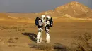 Astronot analog Israel saat melakukan simulasi kehidupan di Planet Mars selama empat hari di Gurun Negev, Minggu (18/2). Simulasi ini dinamakan Proyek D-MARS (Desert Mars Analog Ramon Station). (MENAHEM KAHANA/AFP)