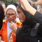 Tersangka Ratna Sarumpaet keluar dari mobil untuk memeriksa kesehatannya di Bidang Kedokteran dan Kesehatan (Biddokkes) Polda Metro Jaya, Jakarta, Rabu (10/10). Ratna Sarumpaet ditahan terkait kasus hoaks penganiayaan. (Liputan6.com/Johan Tallo)