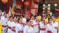 Sejumlah wanita ikut mengusung Kio yang membawa Tang Sin keluar dari Klenteng Ban Hin Kiong, Kota Manado, Sulut, Rabu (12/2/2025).