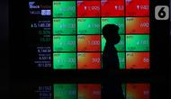 Pekerja melintas di dekat layar digital pergerakan saham di Gedung BEI, Jakarta, Rabu (14/10/2020). Pada prapembukaan perdagangan Rabu (14/10/2020), IHSG naik tipis 2,09 poin atau 0,04 persen ke level 5.134,66. (Liputan6.com/Angga Yuniar)