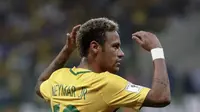 Bintang Brasil, Neymar mengemas enam gol hingga laga terakhir kualifikasi Piala Dunia 2018. Brasil pun kukuh di puncak klasemen zona CONMEBOL dan bersiap menuju Rusia. (AFP/Miguel Schinariol)