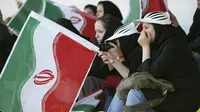 FIFA bakal membantu keinginan suporter wanita asal Iran agar bisa menyaksikan pertandingan sepak bola di dalam stadion. (AFP/Atta Kenare)