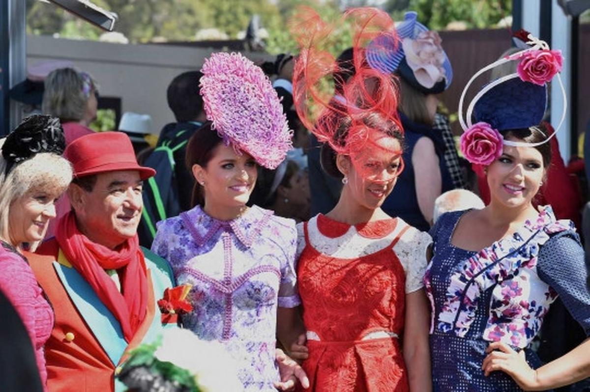 Kehebohan para gadis 'Racegoers' cantik di arena pacuan kuda