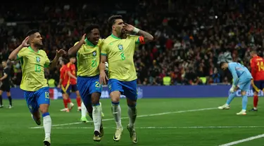 Gelandang Brasil, Lucas Paqueta (kanan) merayakan gol ketiga timnya saat pertandingan sepak bola persahabatan internasional melawan Spanyol di Stadion Santiago Bernabeu, Madrid, 26 Maret 2024. (Pierre-Philippe MARCOU/AFP)