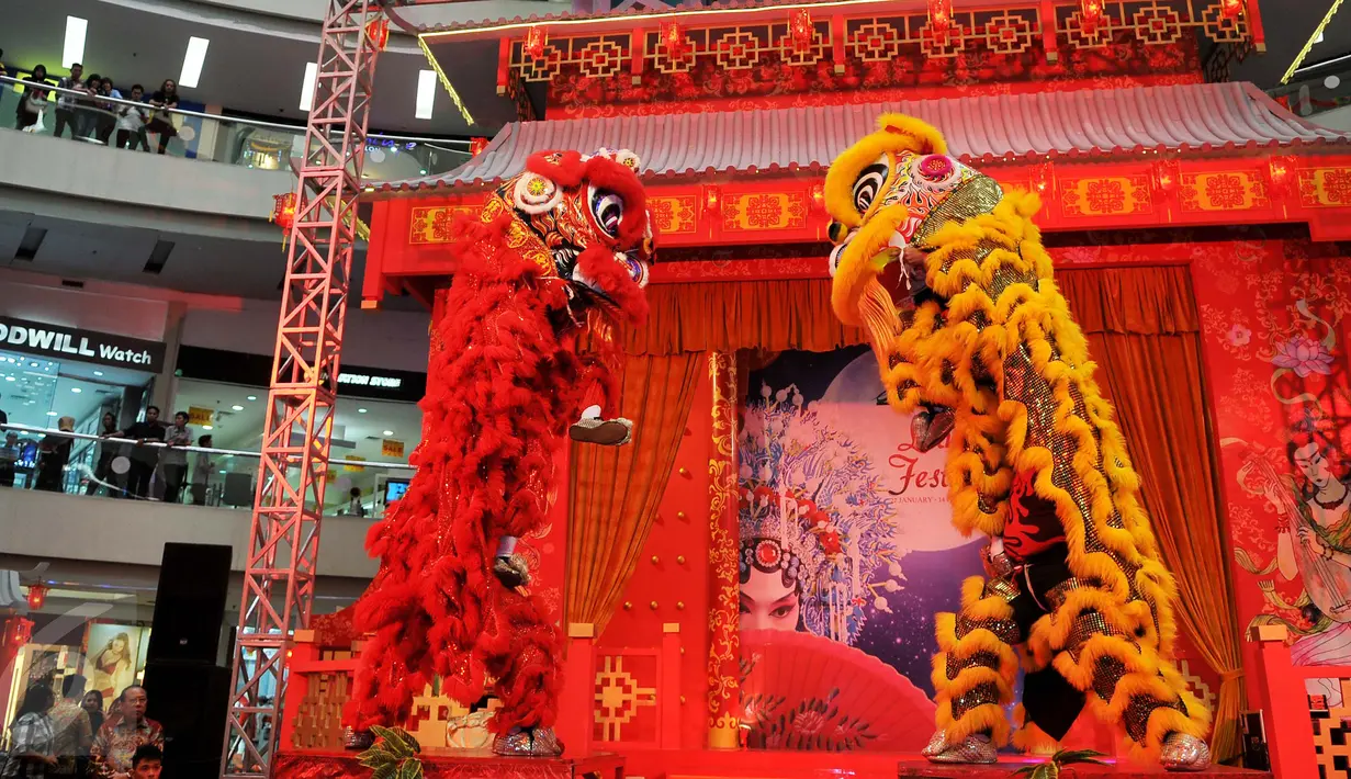 Atraksi barongsai menghibur pengunjung di salah satu pusat perbelanjaan di Jakarta, Kamis (19/2). Sejumlah pusat perbelanjaan menggelar berbagai atraksi budaya Tionghoa sebagai daya tarik dalam rangka perayaan Imlek 2567. (Liputan6.com/Gempur M Surya)
