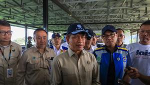 Menteri Lingkungan Hidup (MenLH) Hanif Faisol Nurofiq saat memantau kondisi rest area di sepanjang Tol Trans Jawa. (dok. Biro Humas KLH)