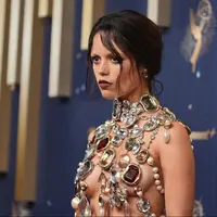 Jenna Ortega saat hadir di Emmy Awards 2025 memilih tampil dengan gaya naked. Dok. Jae C. Hong Invision/AP.